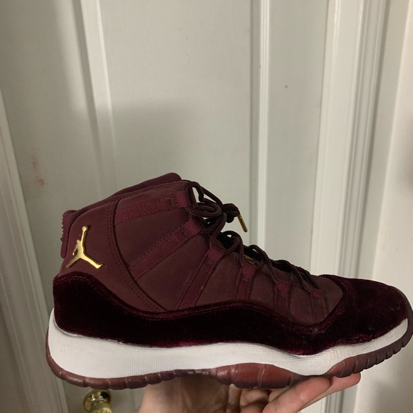 Maroon jordan 11s - Picture 4 of 9